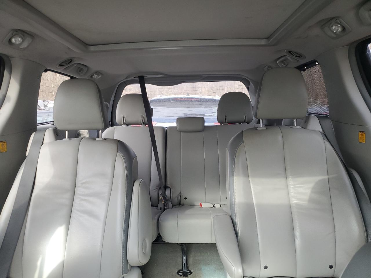 2012 Toyota Sienna - Image 10