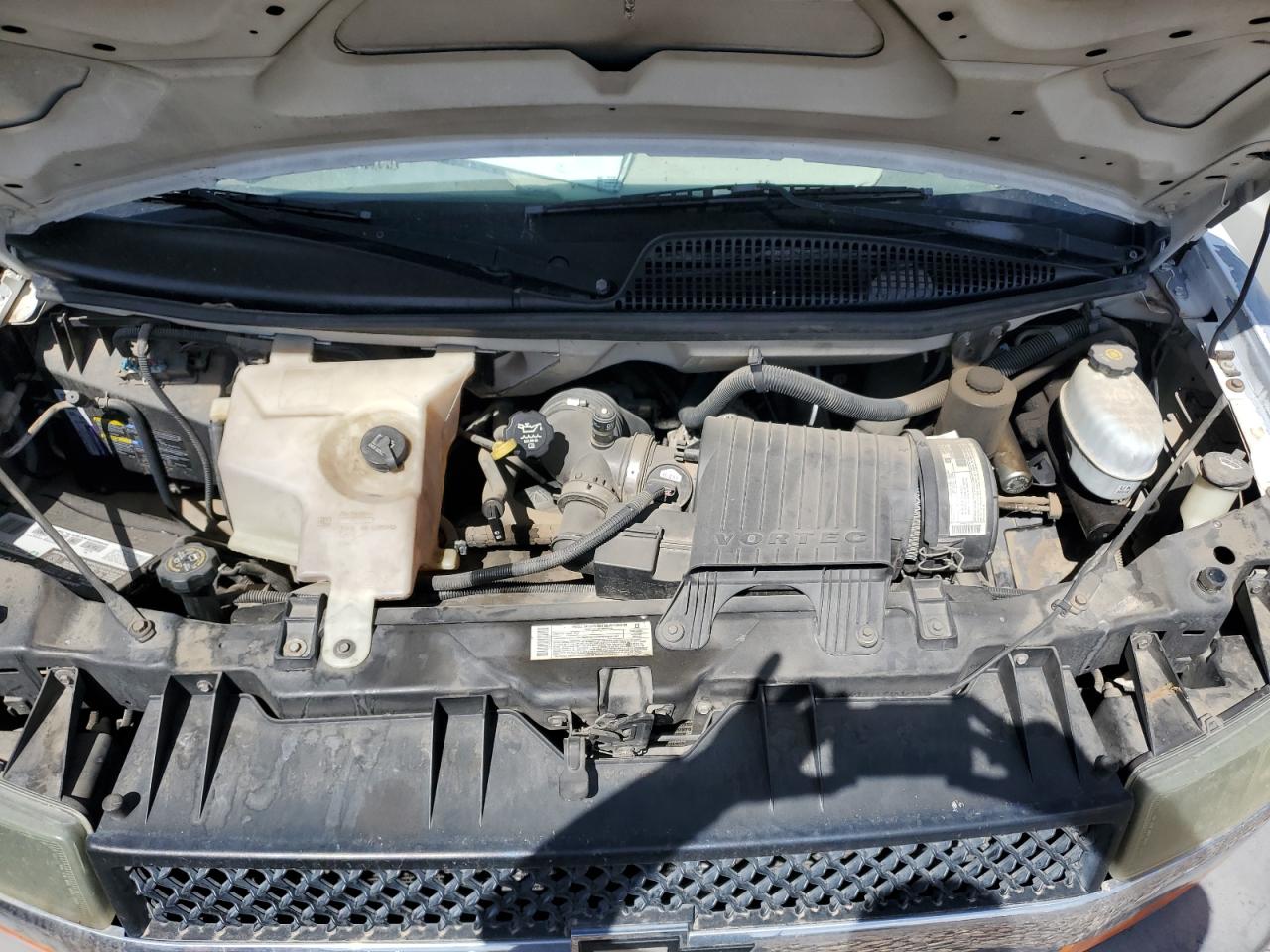 2003 Chevrolet Express - Image 11