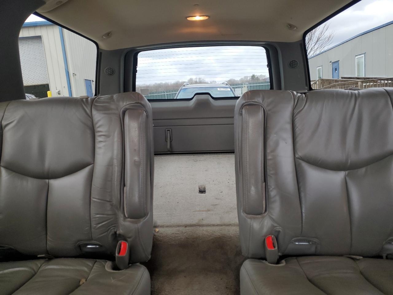 2003 Chevrolet Suburban - Image 10