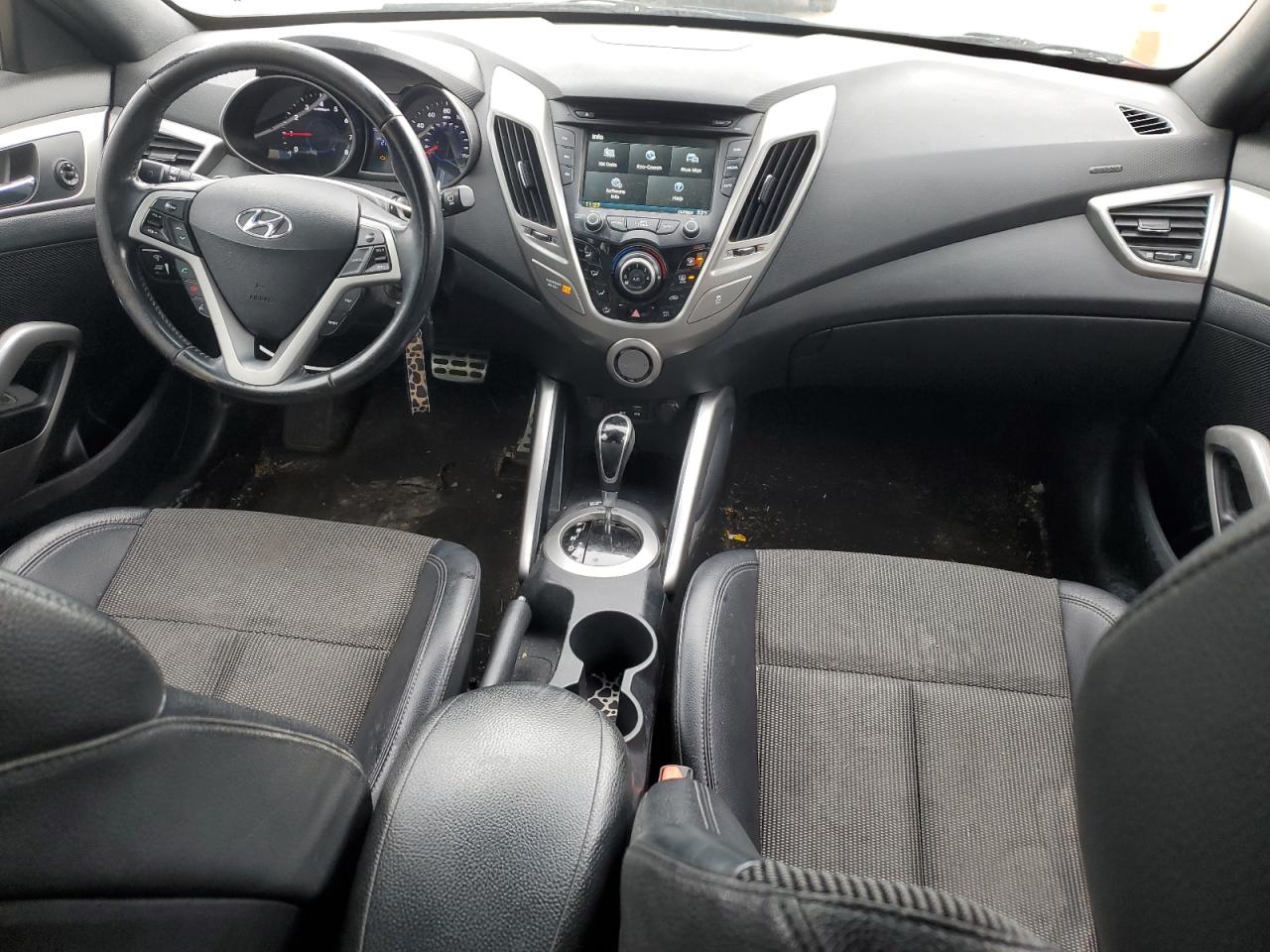 2016 Hyundai Veloster - Image 8
