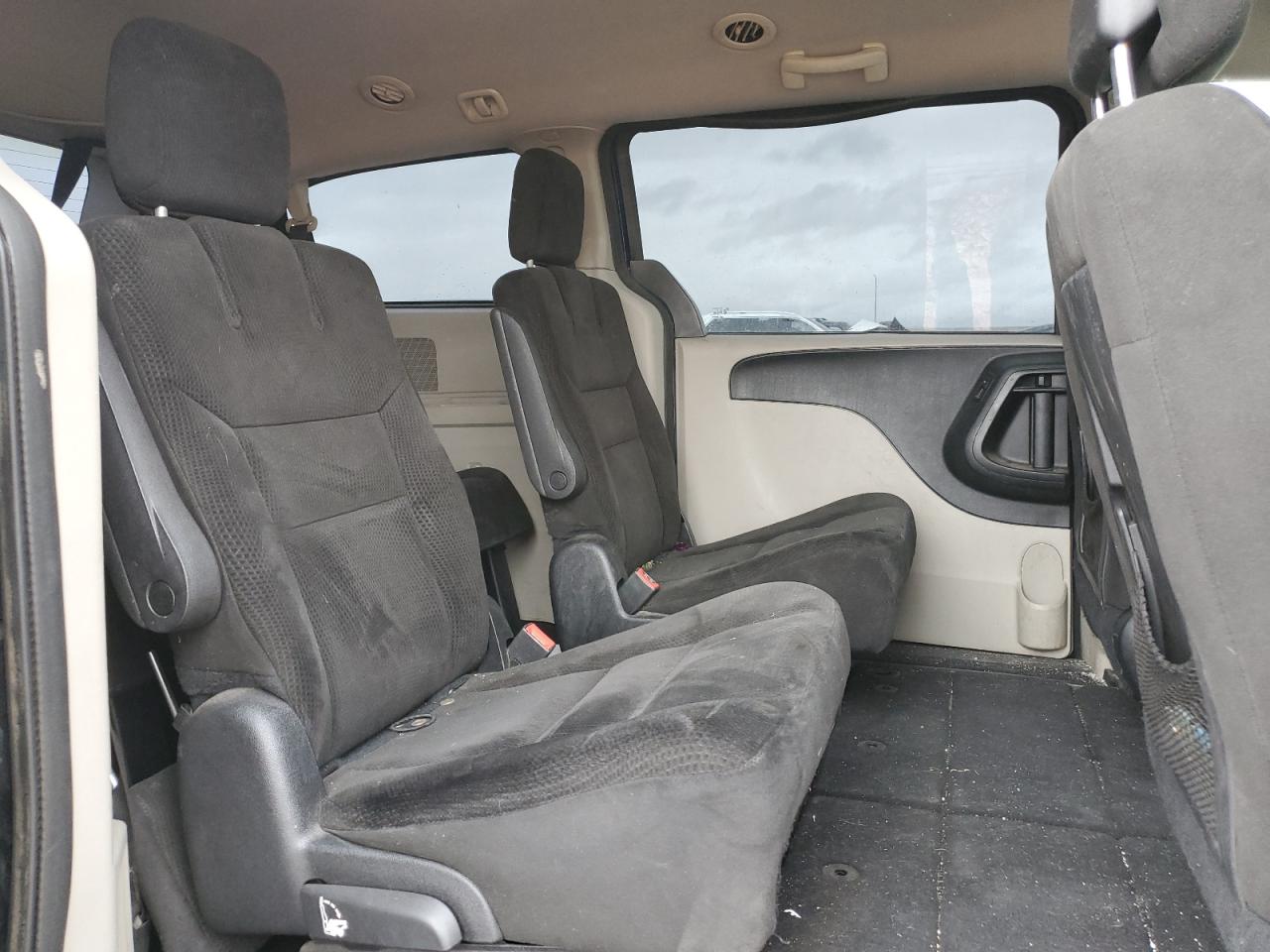 2016 Dodge Caravan - Image 11