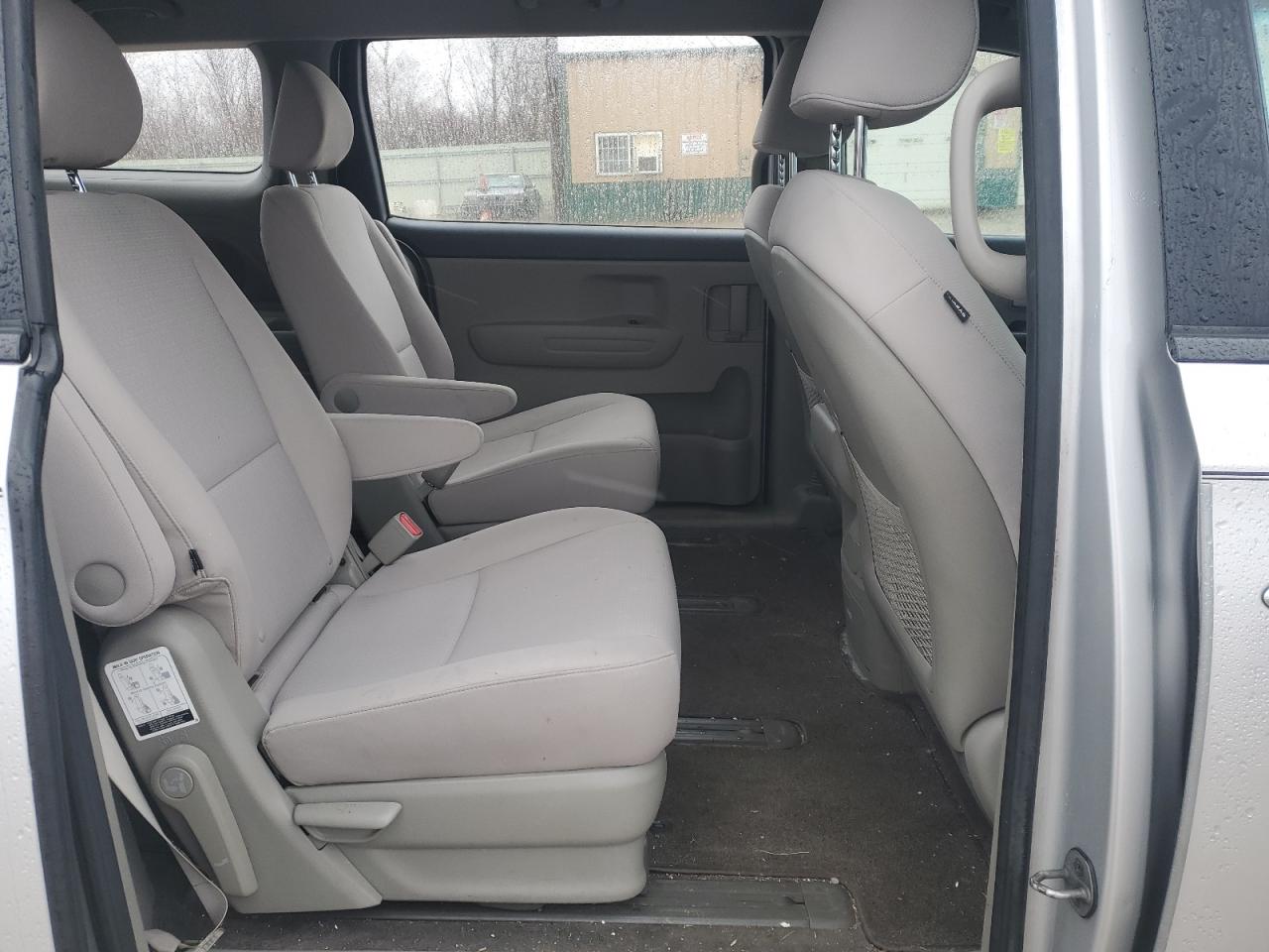 2017 Kia Sedona - Image 11