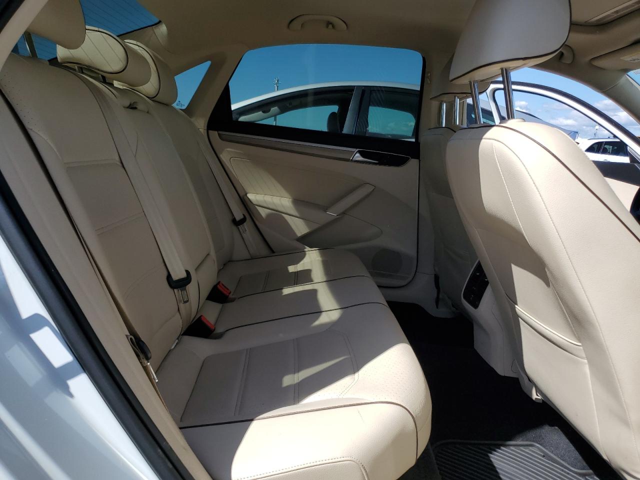 2016 Volkswagen Passat - Image 10