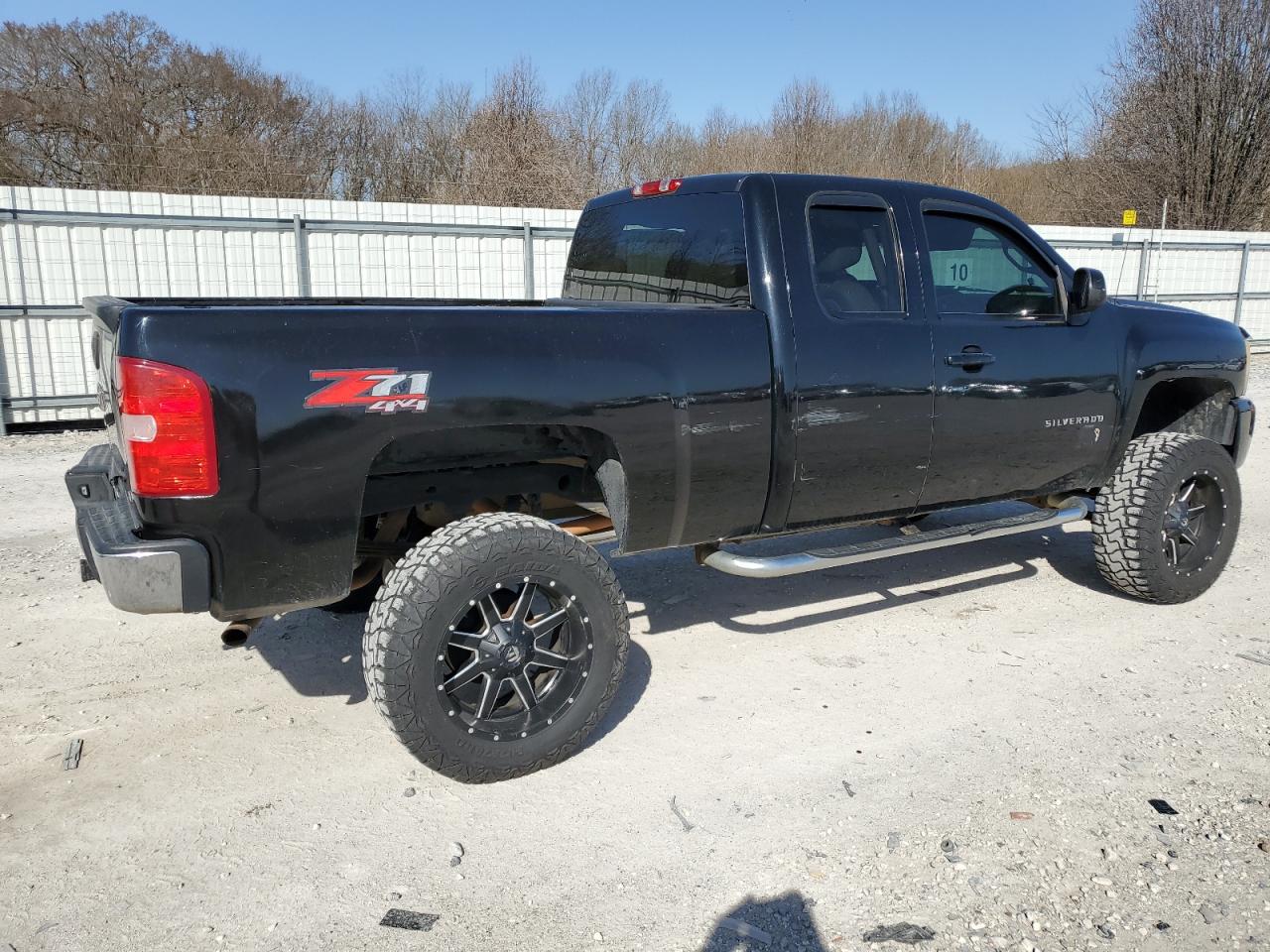 2011 Chevrolet Silverado - Image 3