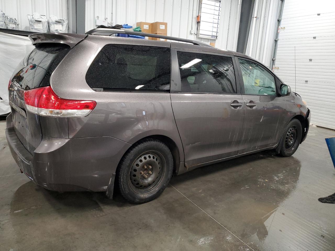 2012 Toyota Sienna - Image 3