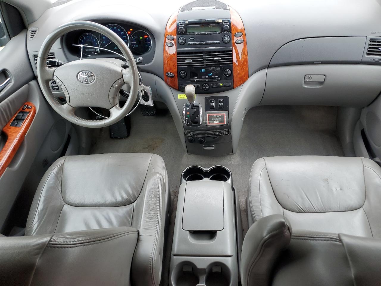 2010 Toyota Sienna - Image 8