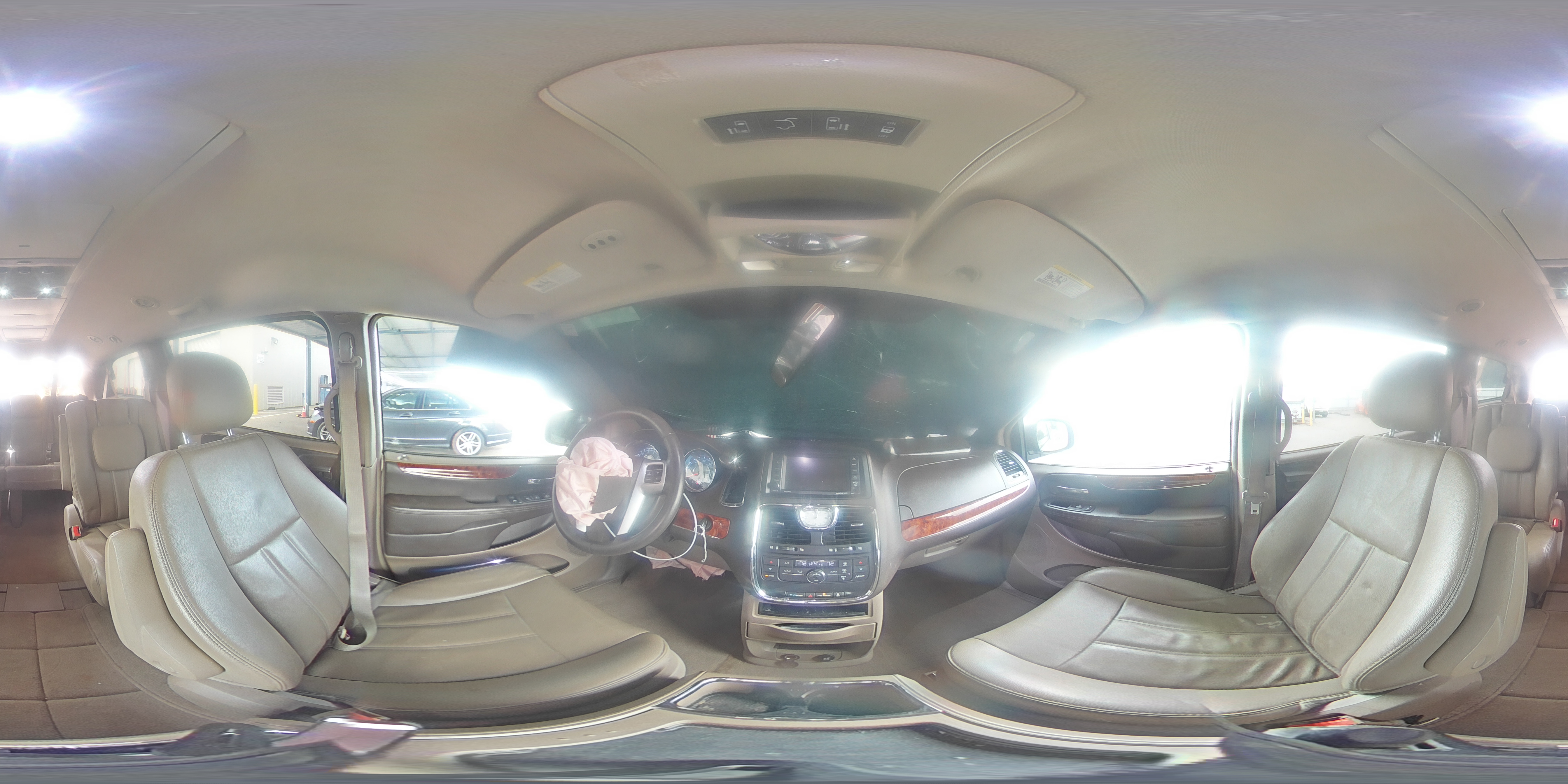 2016 Chrysler Town & Country - Image 13