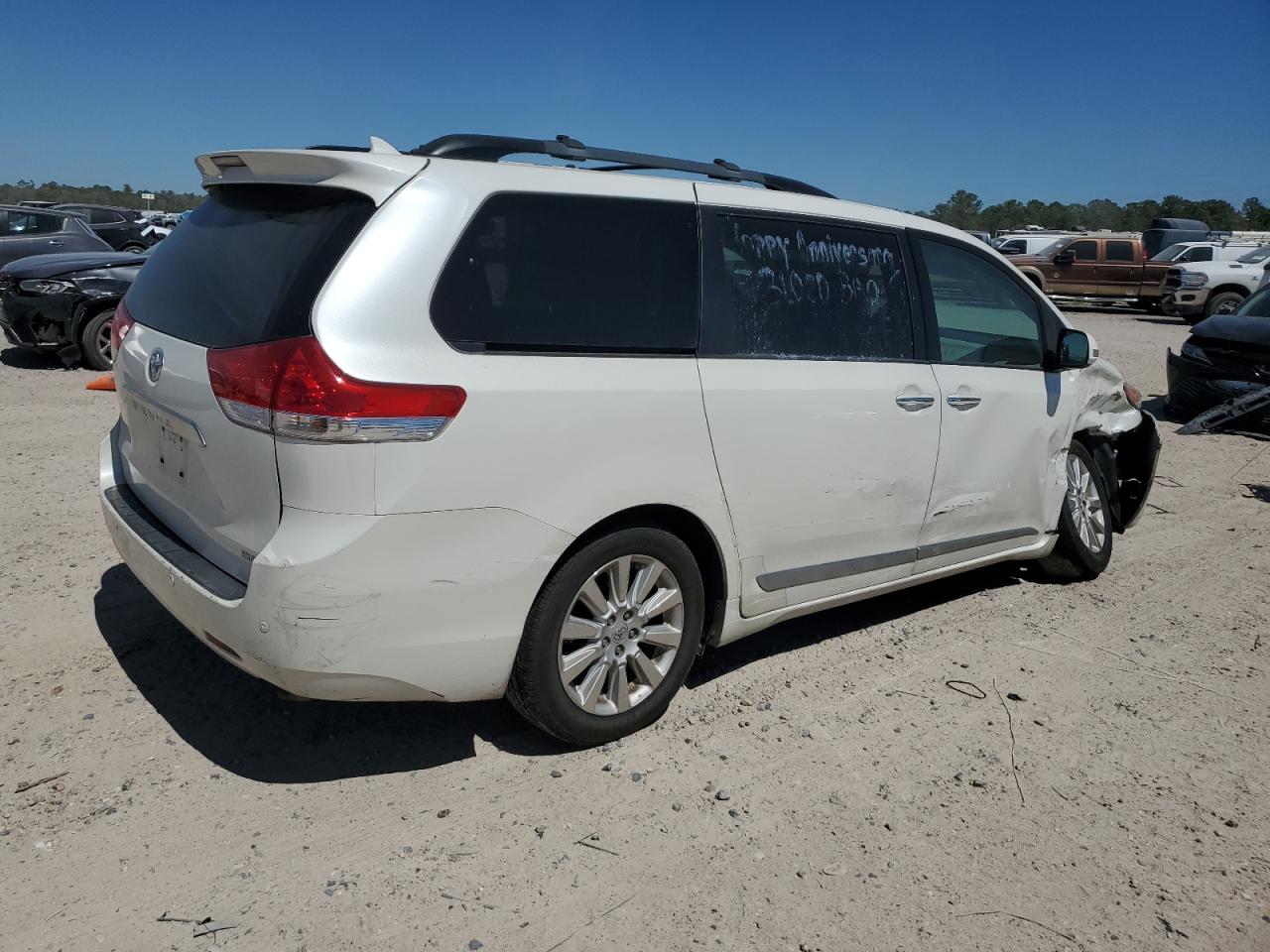 2014 Toyota Sienna - Image 3
