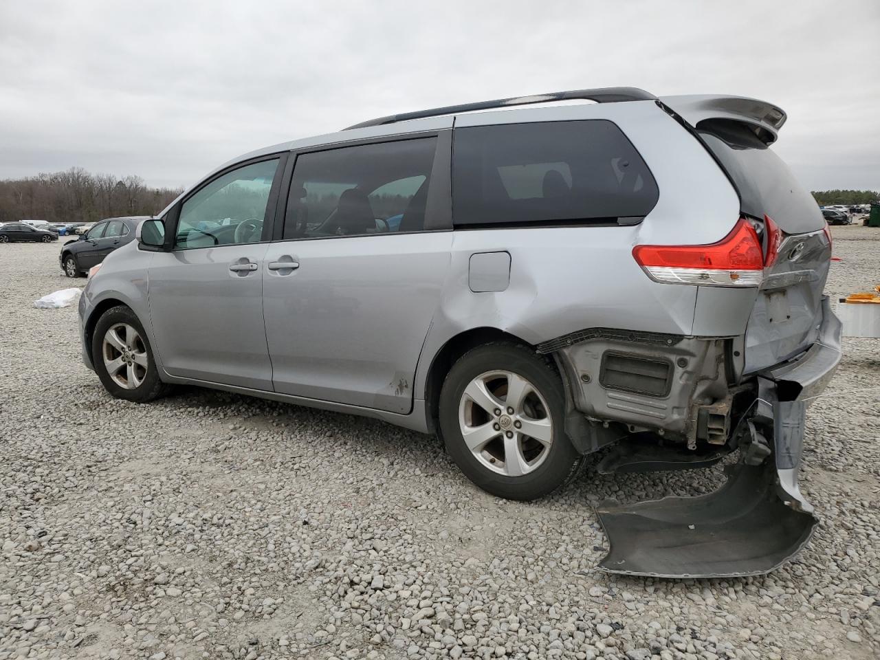 2013 Toyota Sienna - Image 2