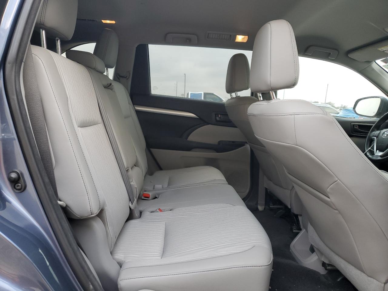 2015 Toyota Highlander - Image 10