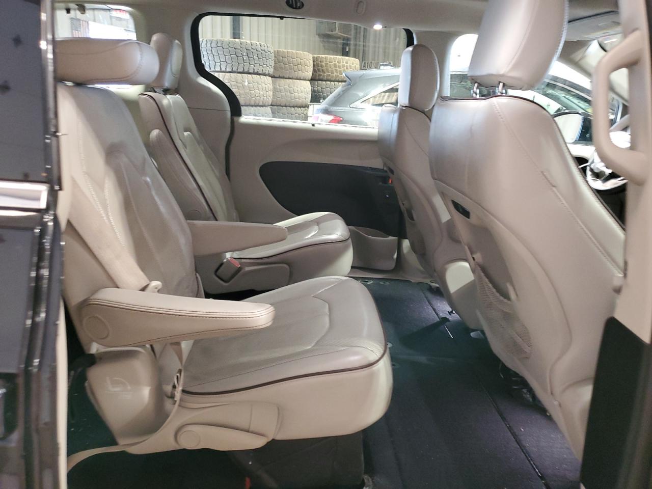 2020 Chrysler Pacifica - Image 11