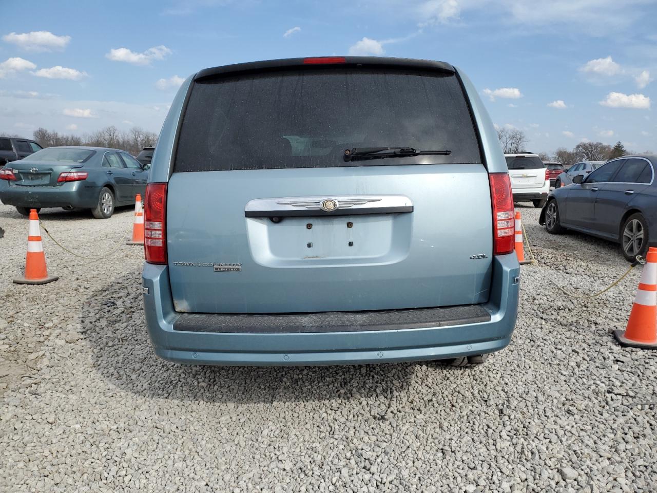 2008 Chrysler Town & Country - Image 6