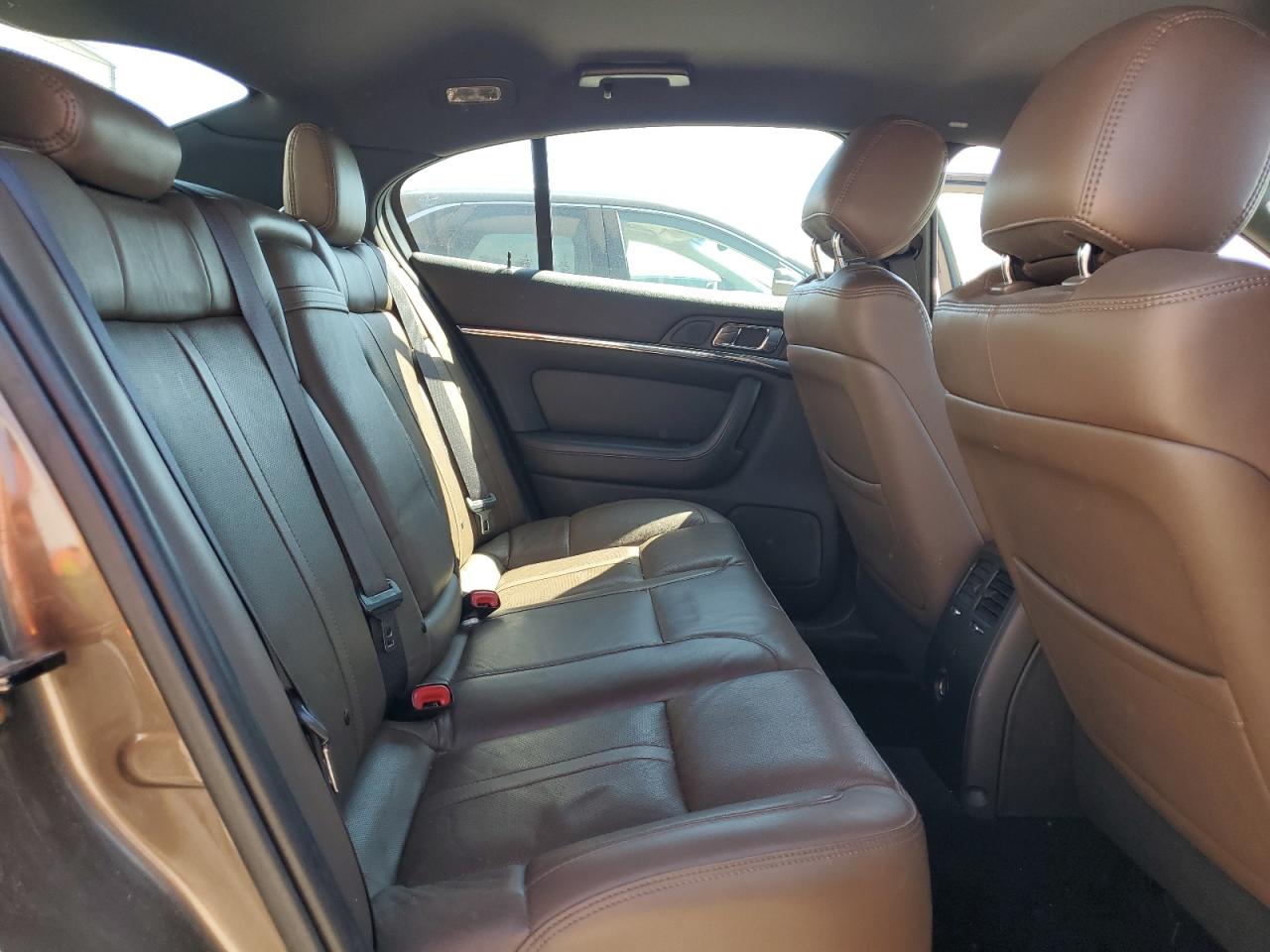 2015 Lincoln MKS - Image 10