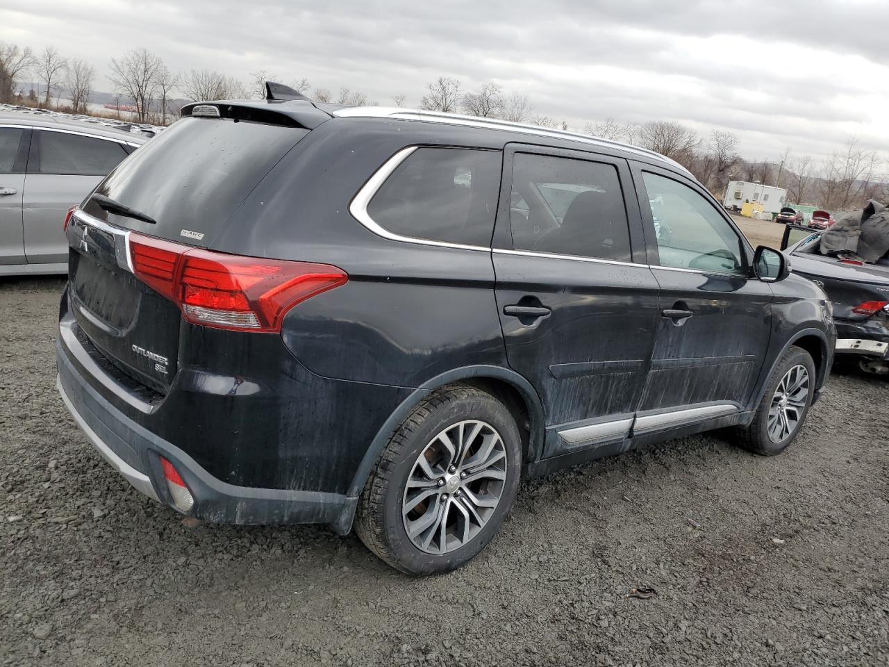 2018 Mitsubishi Outlander - Image 3
