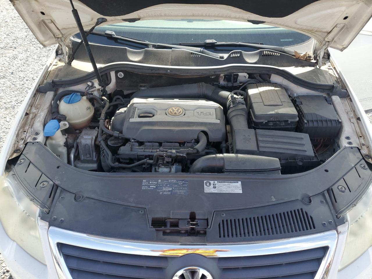 2010 Volkswagen Passat - Image 11