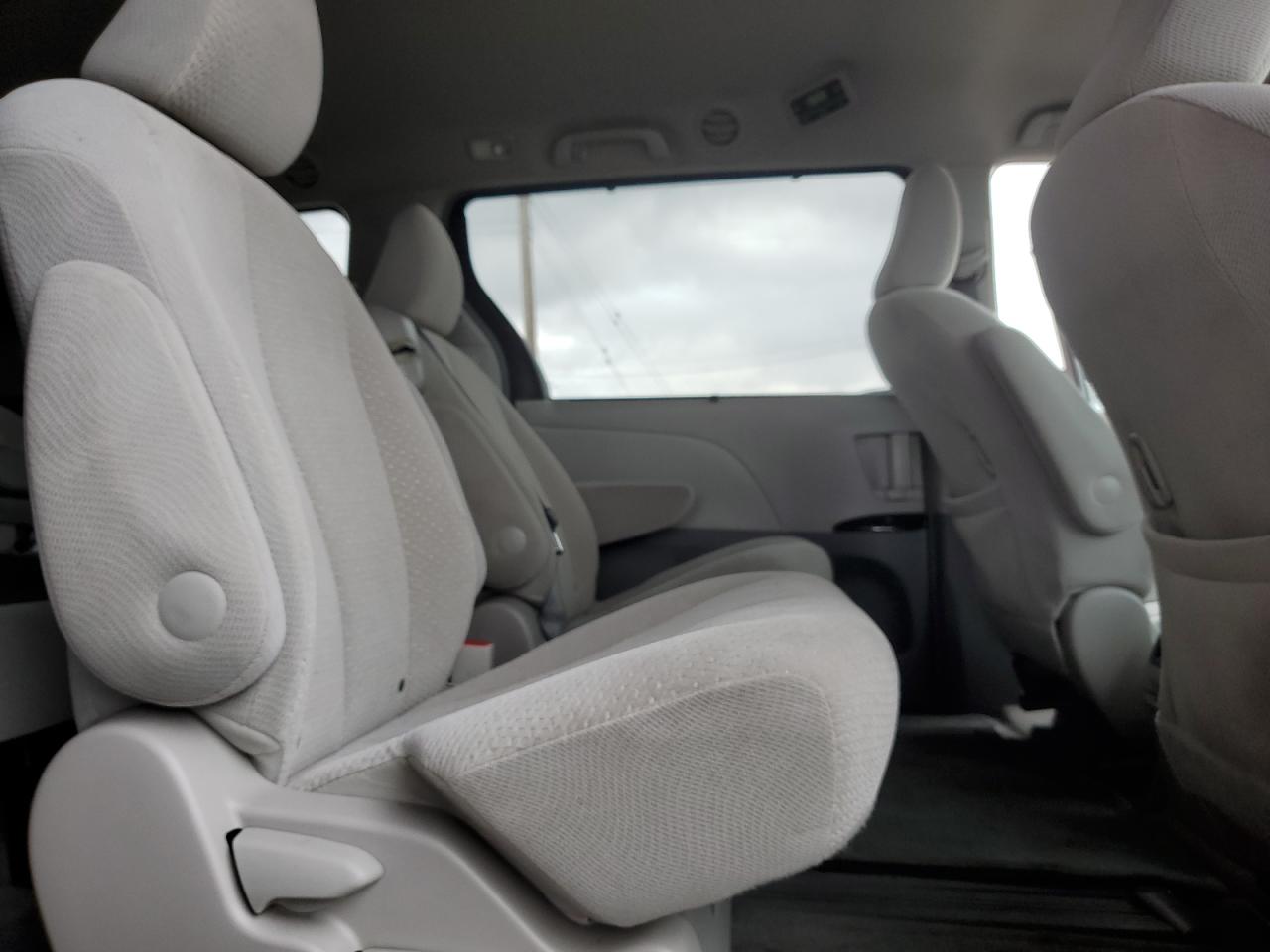 2014 Toyota Sienna - Image 12