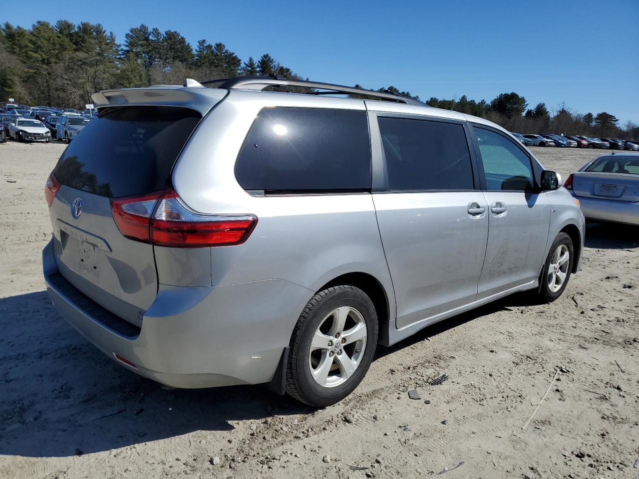 2018 Toyota Sienna - Image 3