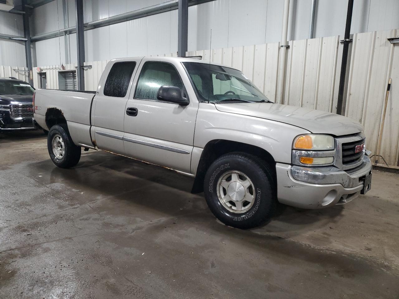 2004 GMC Sierra - Image 4