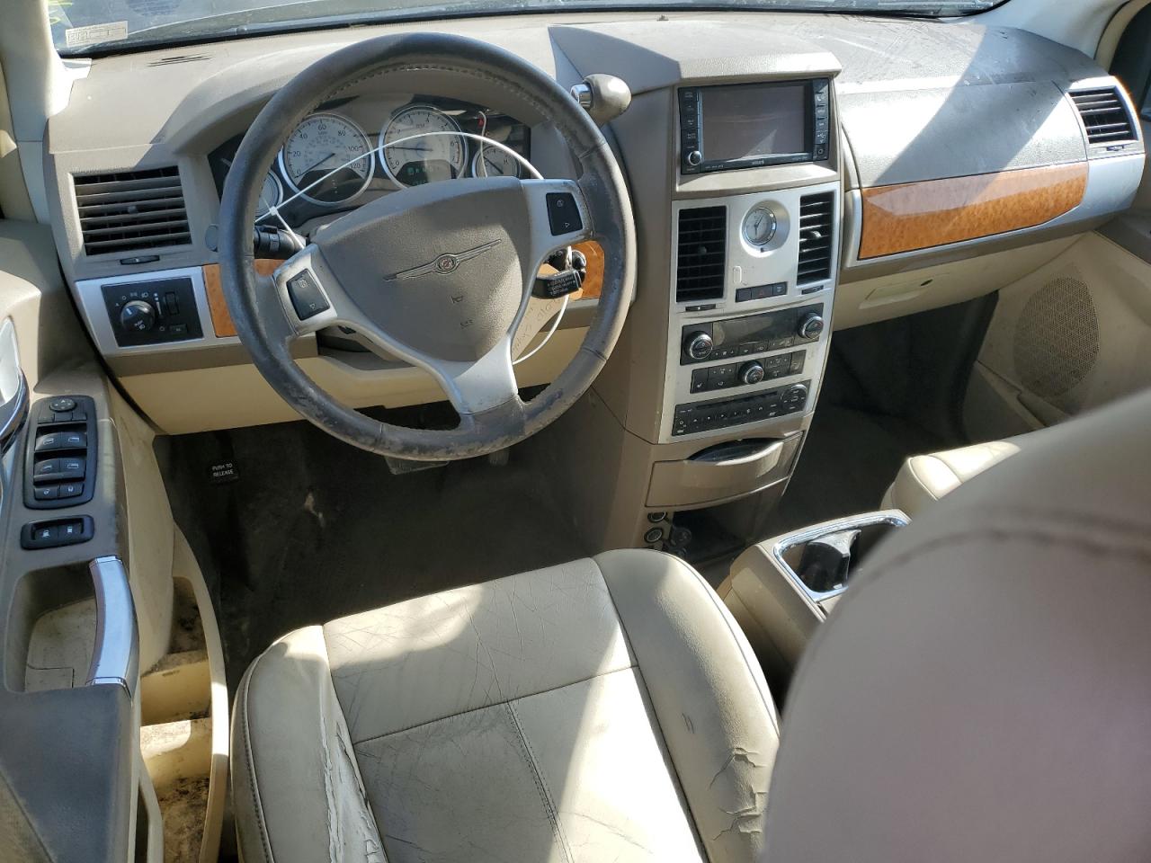 2010 Chrysler Town & Country - Image 8