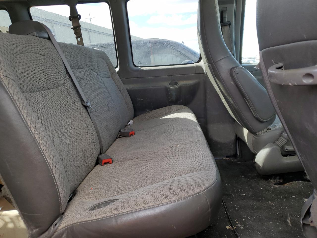 2015 Chevrolet Express - Image 11