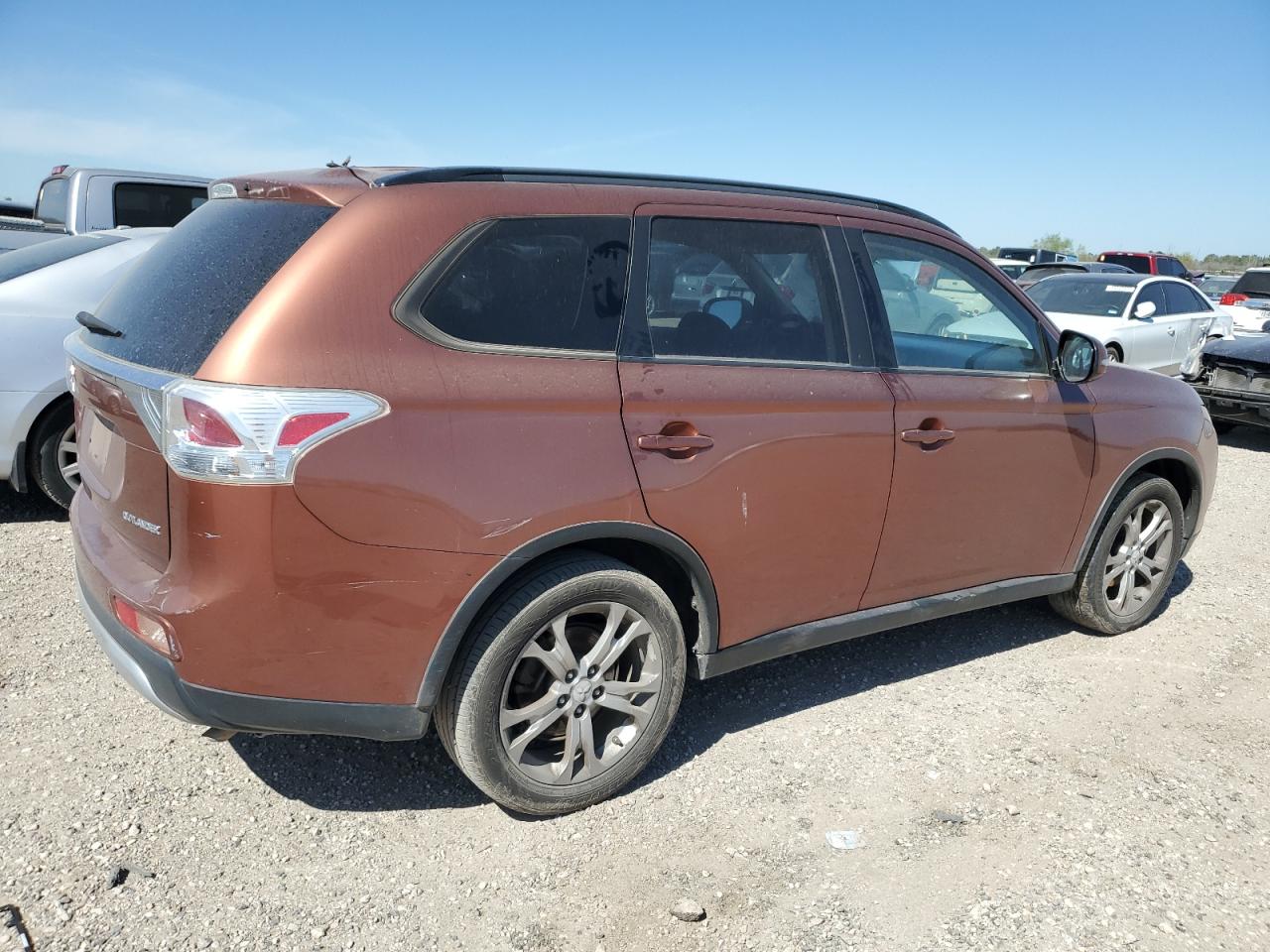 2015 Mitsubishi Outlander - Image 3