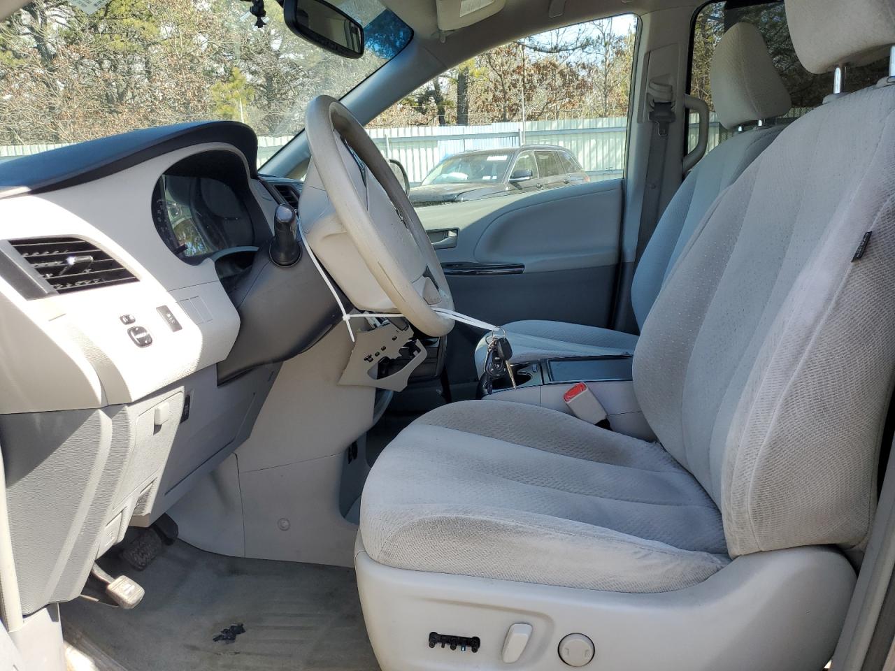 2014 Toyota Sienna - Image 7