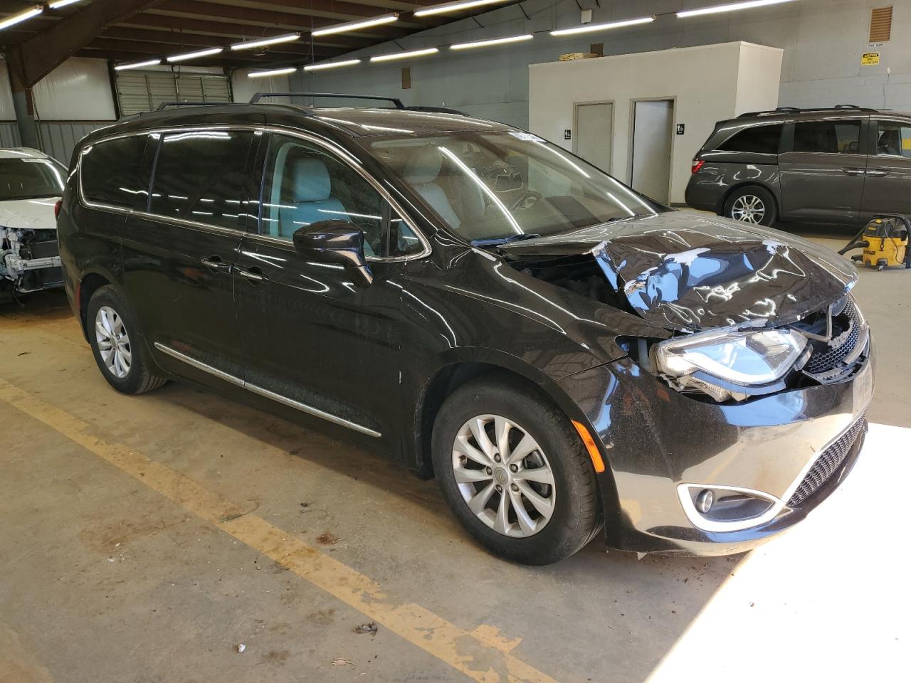 2017 Chrysler Pacifica - Image 4