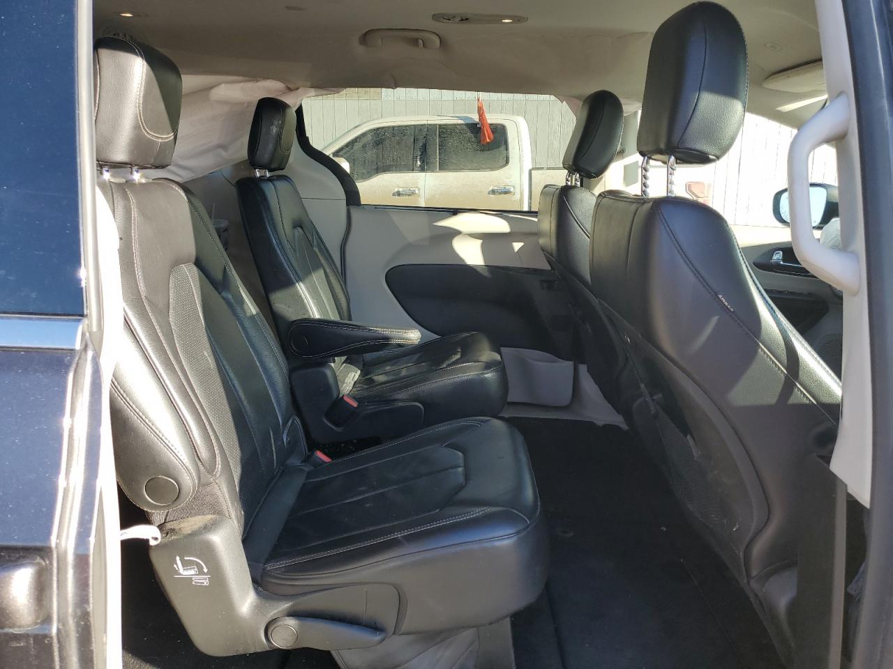 2022 Chrysler Pacifica - Image 11