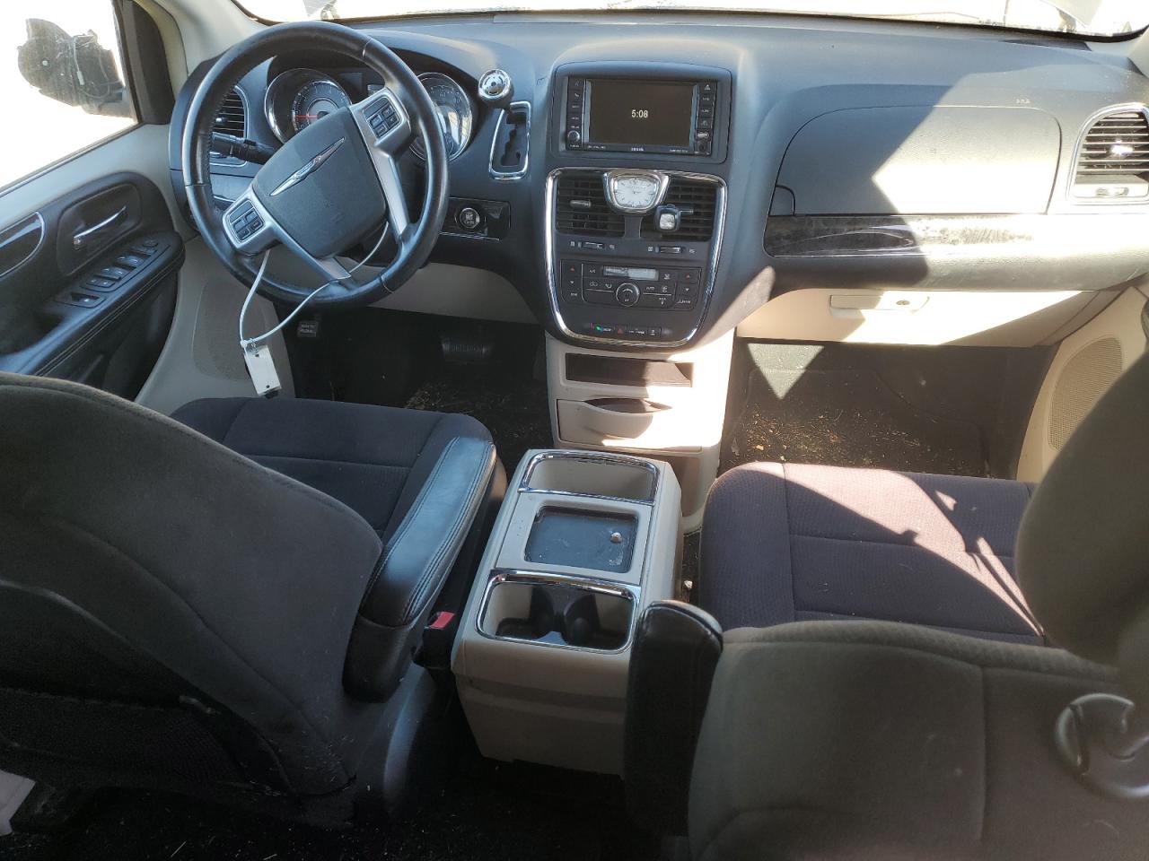 2011 Chrysler Town & Country - Image 8