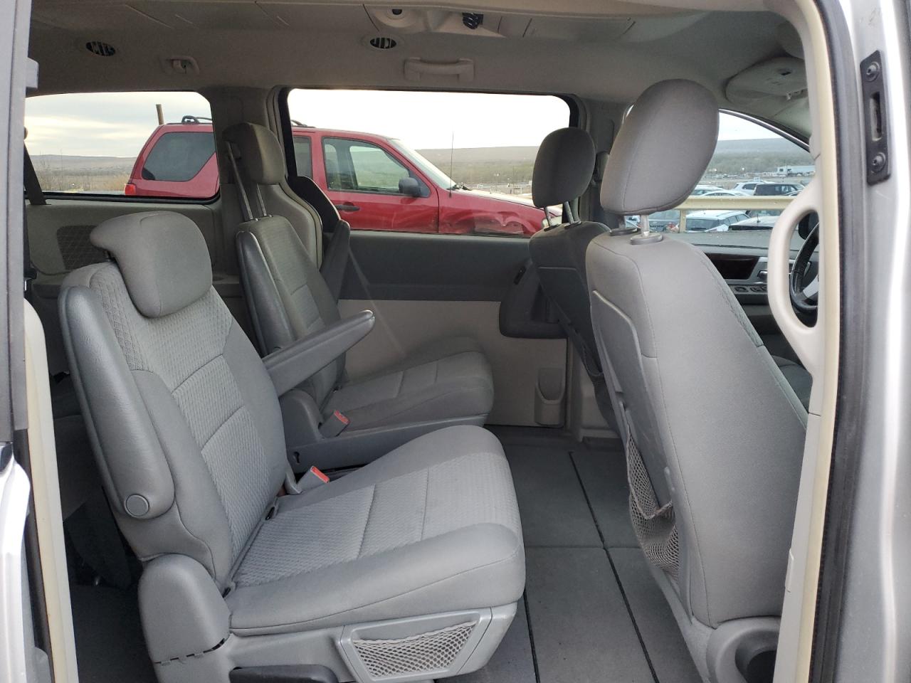 2010 Chrysler Town & Country - Image 11