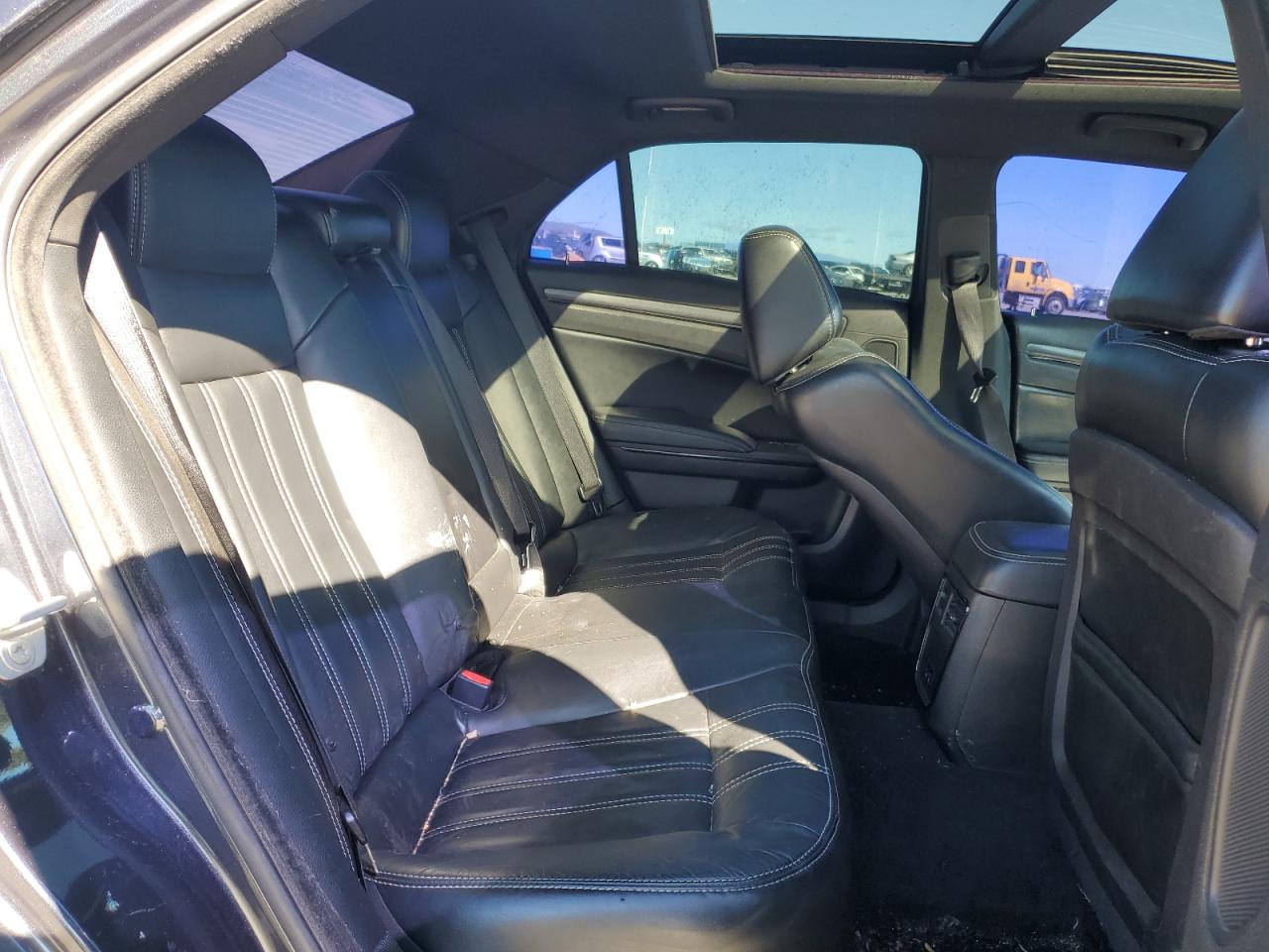 2016 Chrysler 300 - Image 10