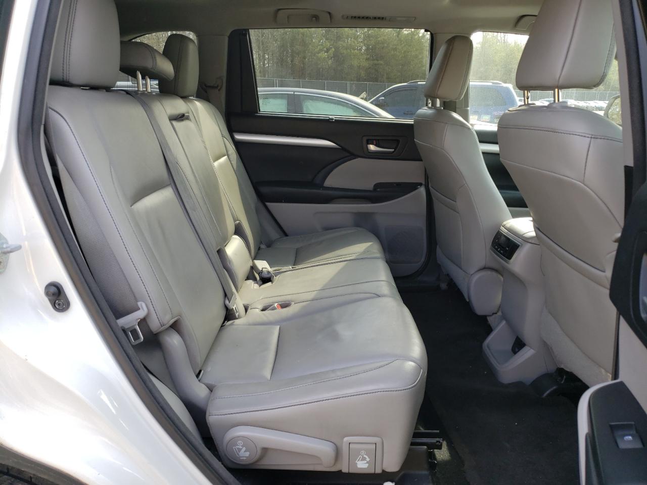 2017 Toyota Highlander - Image 11