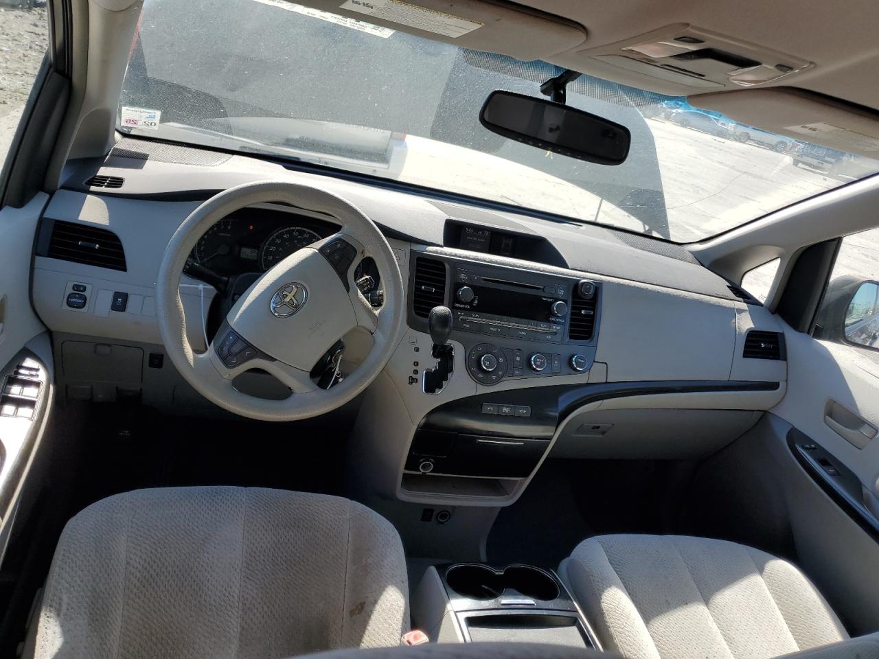 2011 Toyota Sienna - Image 8