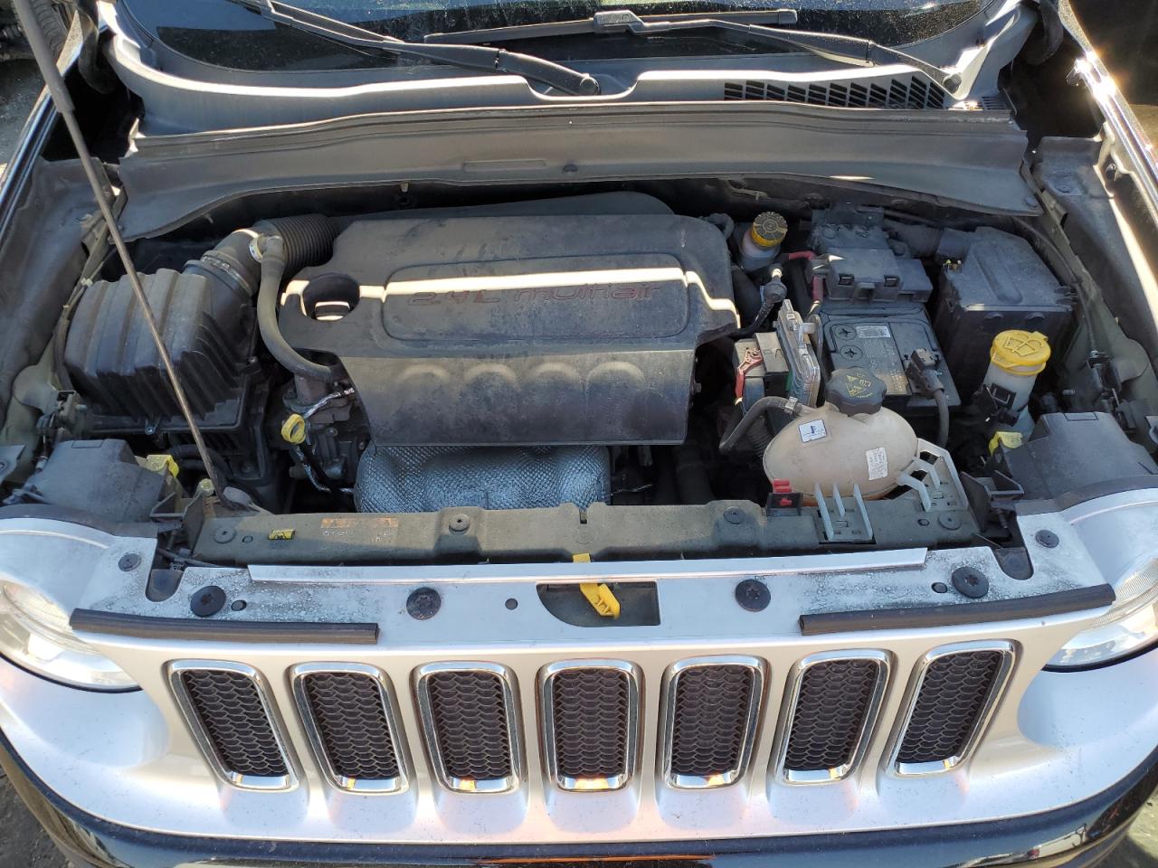 2017 Jeep Renegade - Image 12