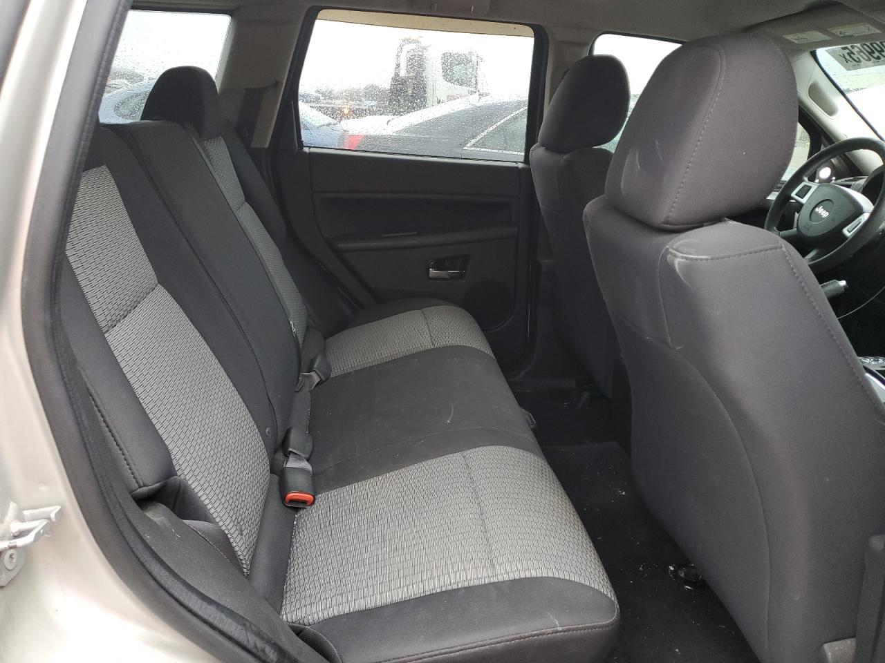 2010 Jeep Grand Cherokee - Image 11