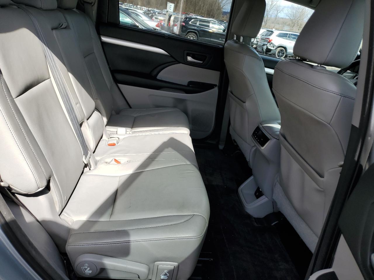2014 Toyota Highlander - Image 11