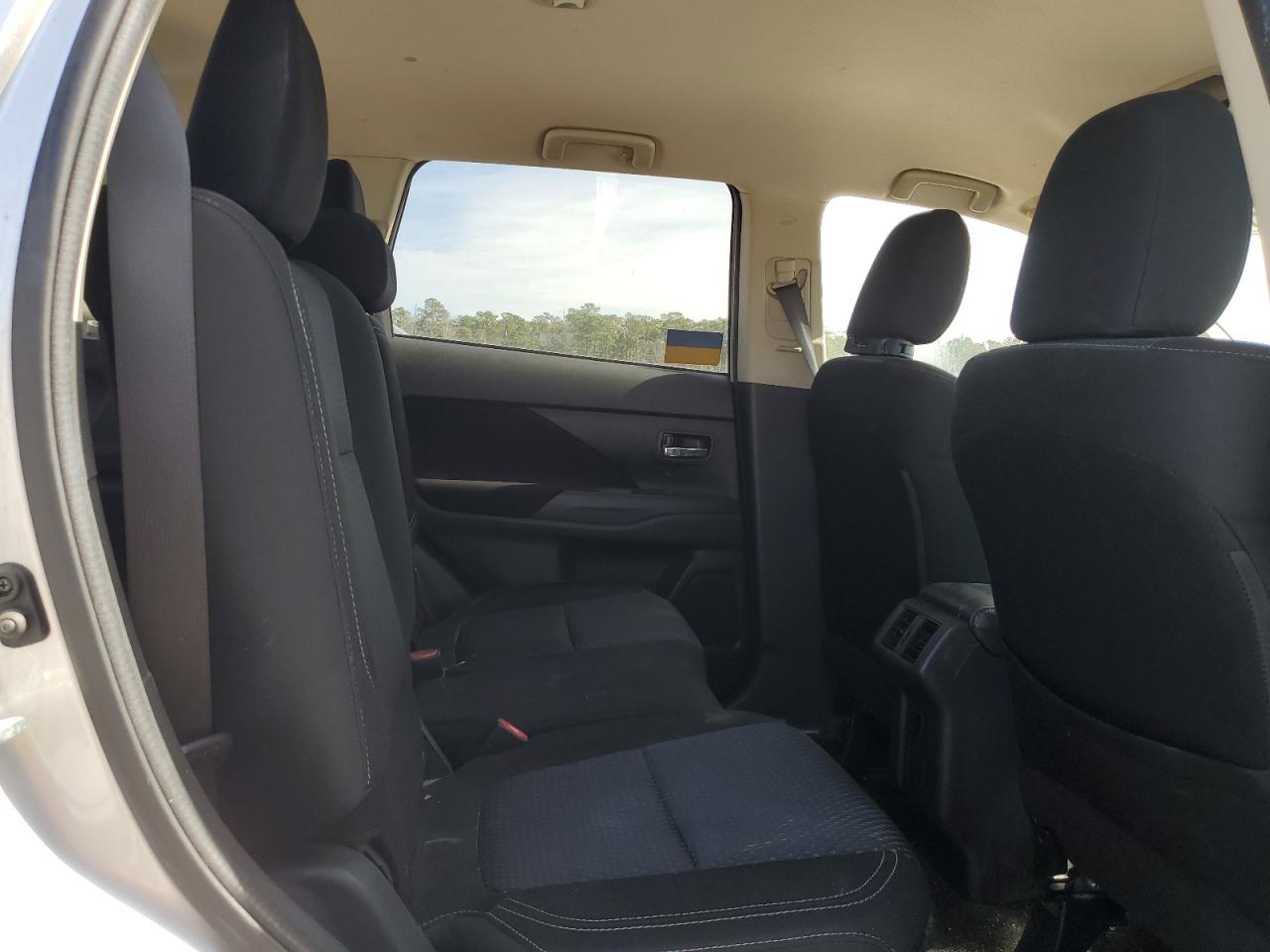 2019 Mitsubishi Outlander - Image 12