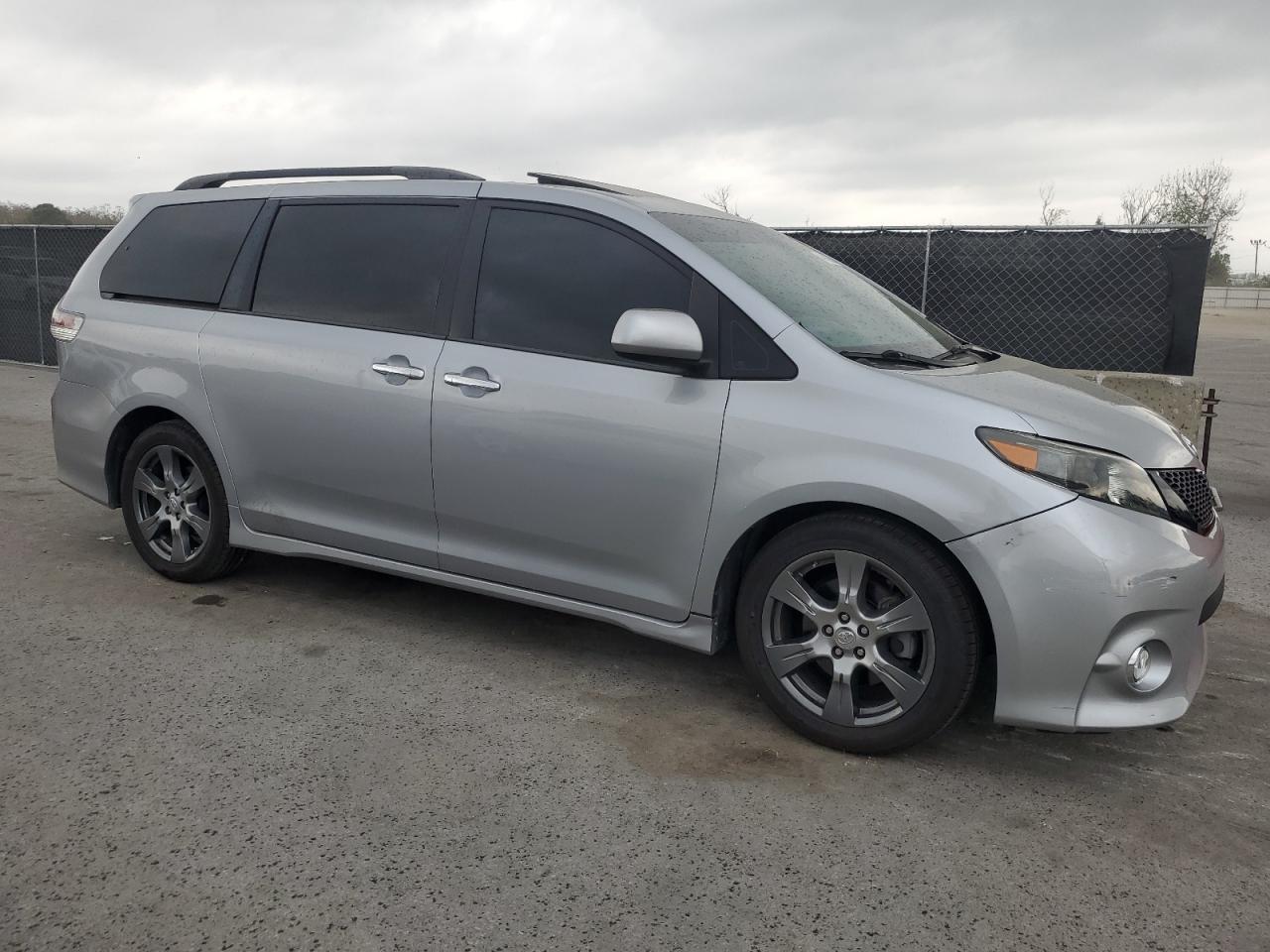 2017 Toyota Sienna - Image 4