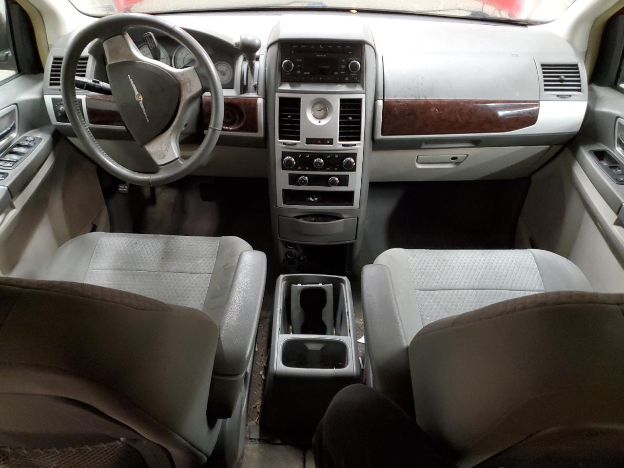 2010 Chrysler Town & Country - Image 8