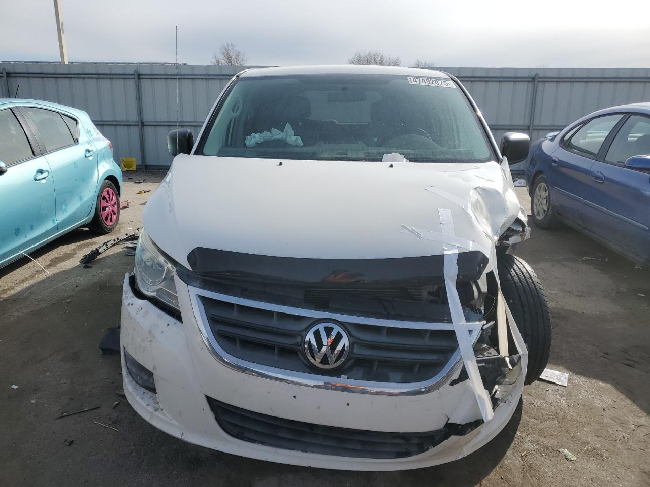 2011 Volkswagen Routan - Image 5