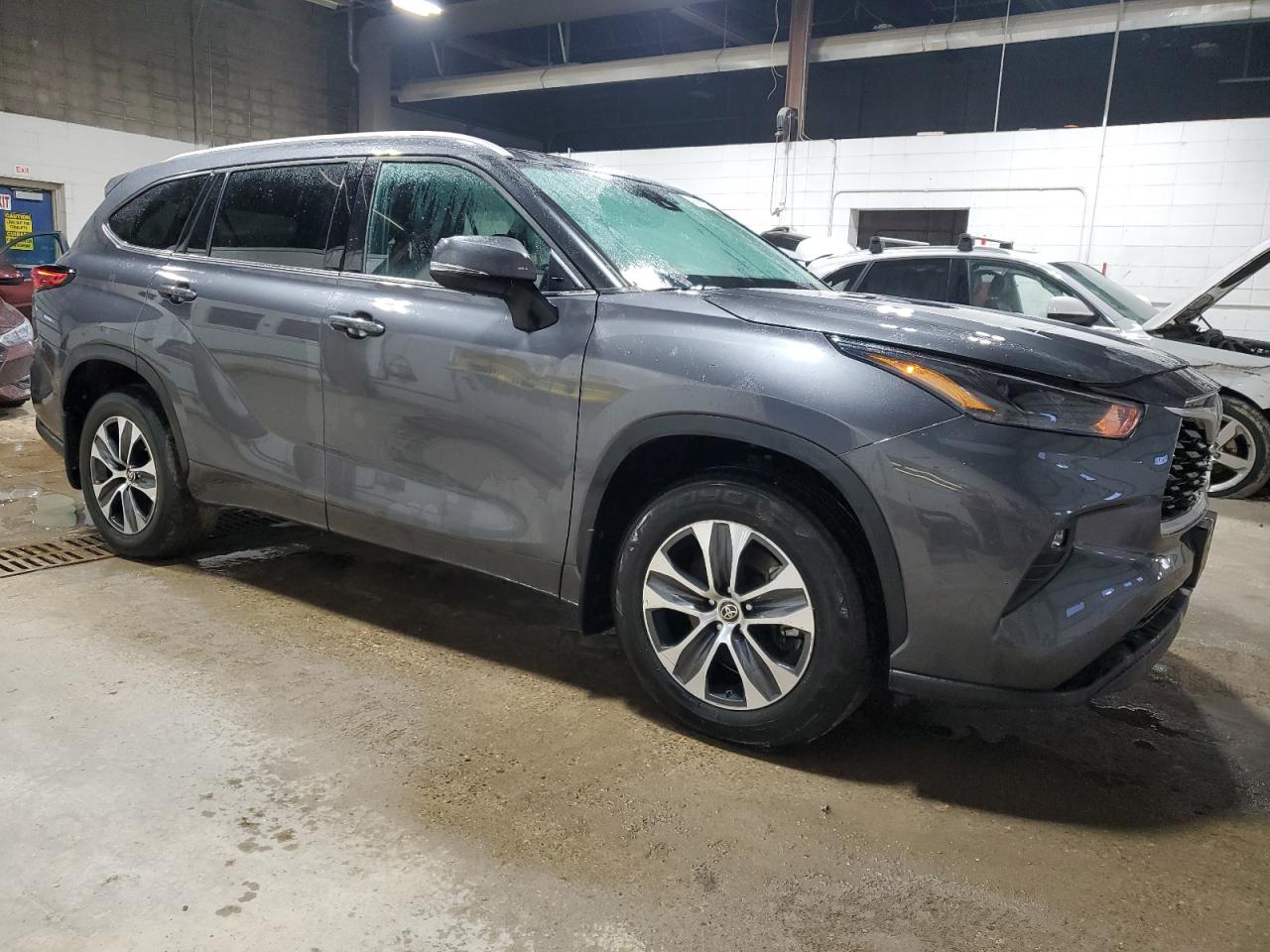 2022 Toyota Highlander - Image 4