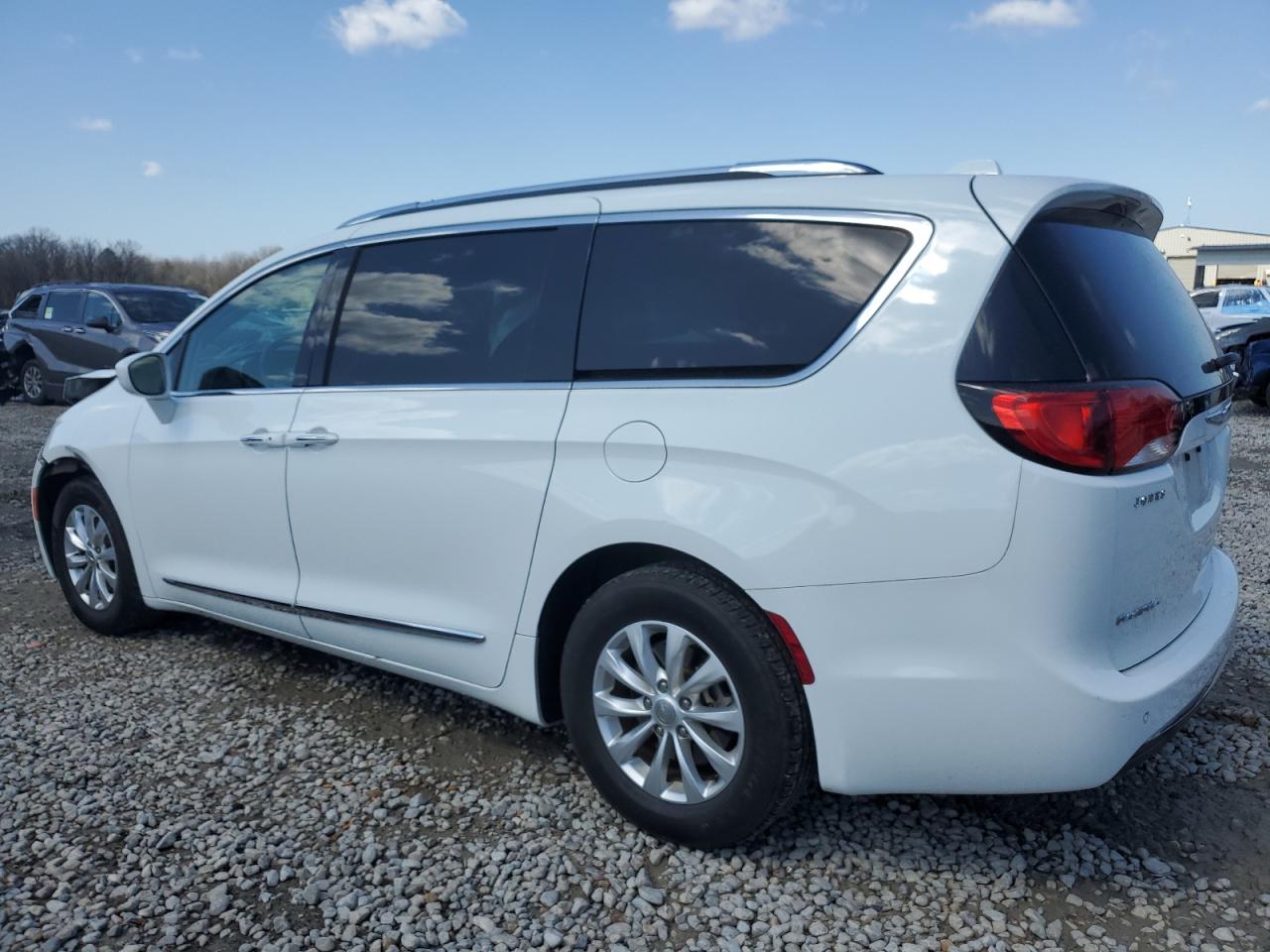 2018 Chrysler Pacifica - Image 2