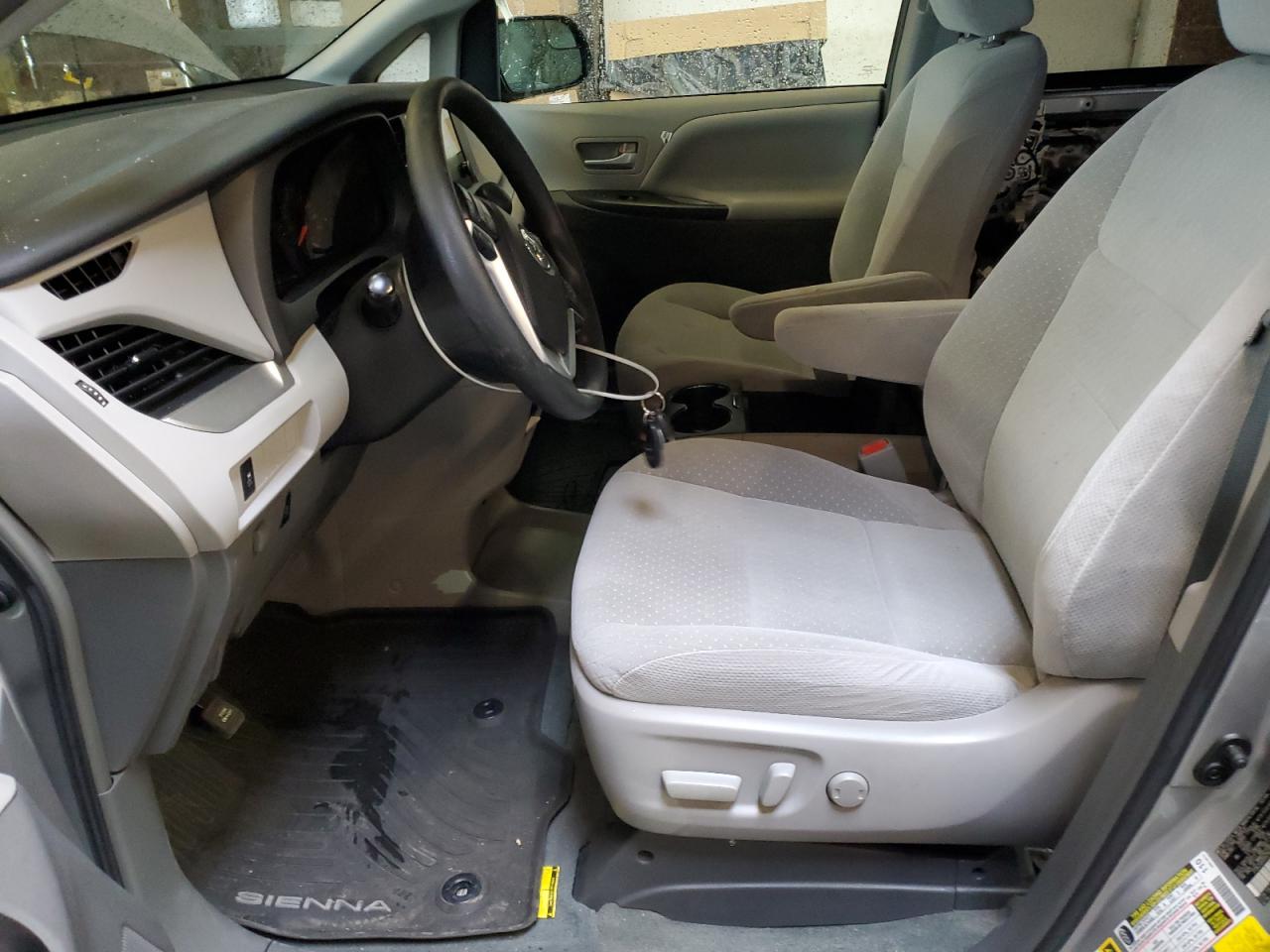 2017 Toyota Sienna - Image 7
