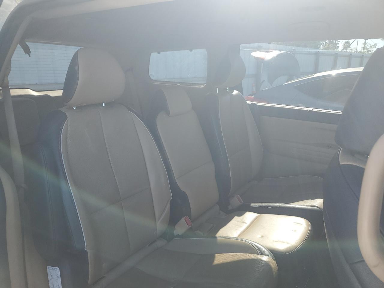 2017 Kia Sedona - Image 11