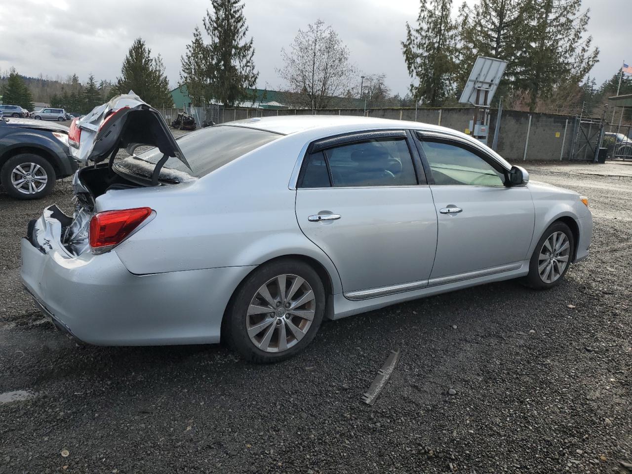 2011 Toyota Avalon - Image 3