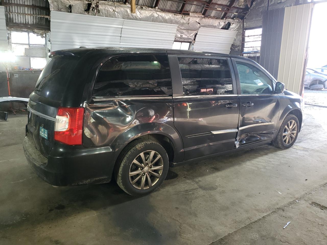 2015 Chrysler Town & Country - Image 3