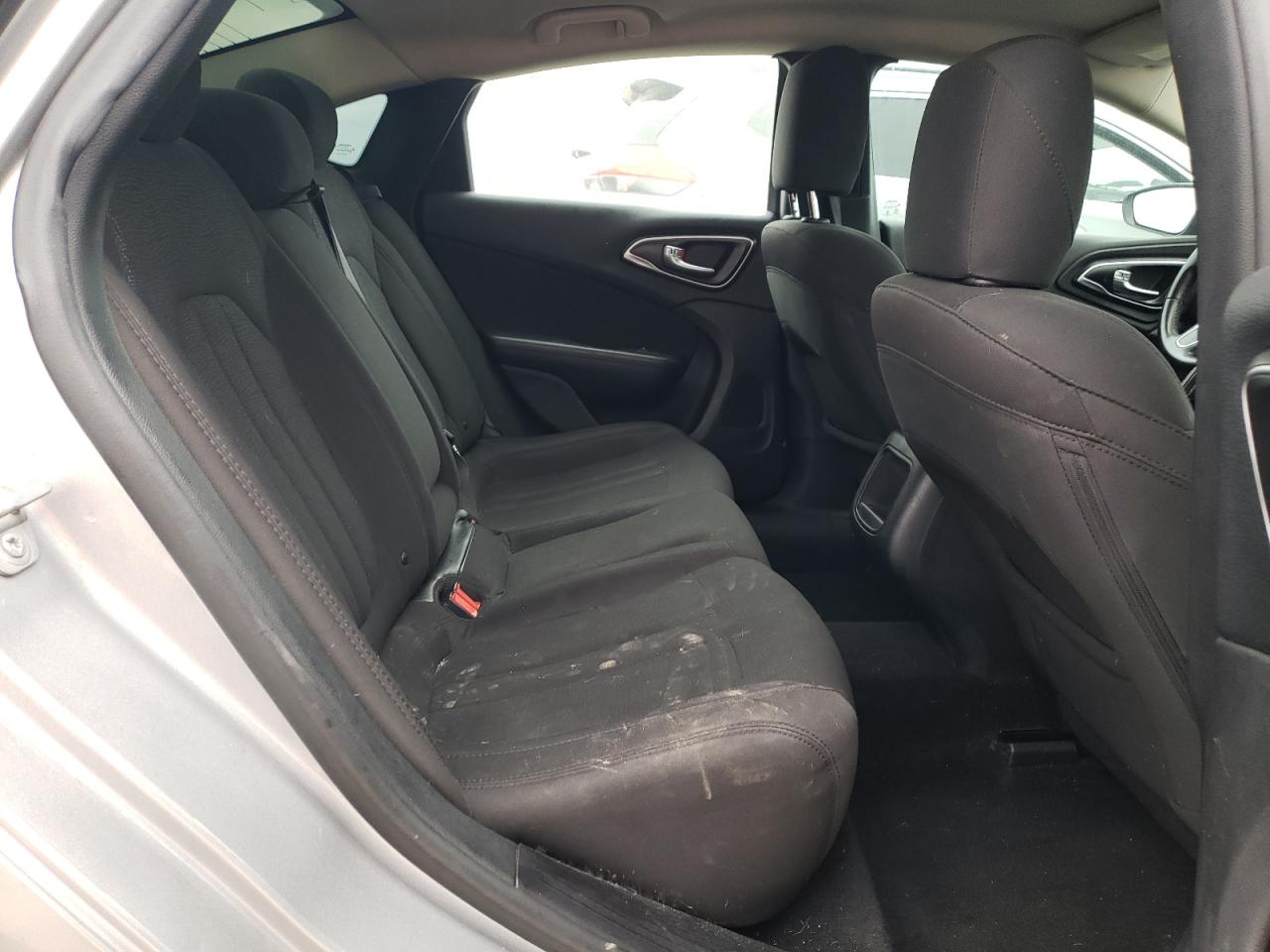 2016 Chrysler 200 - Image 10