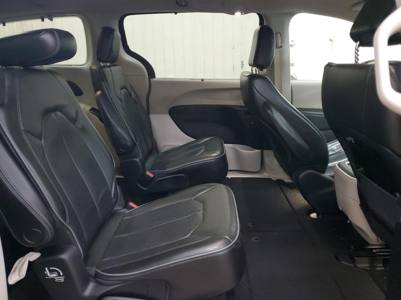 2019 Chrysler Pacifica - Image 11