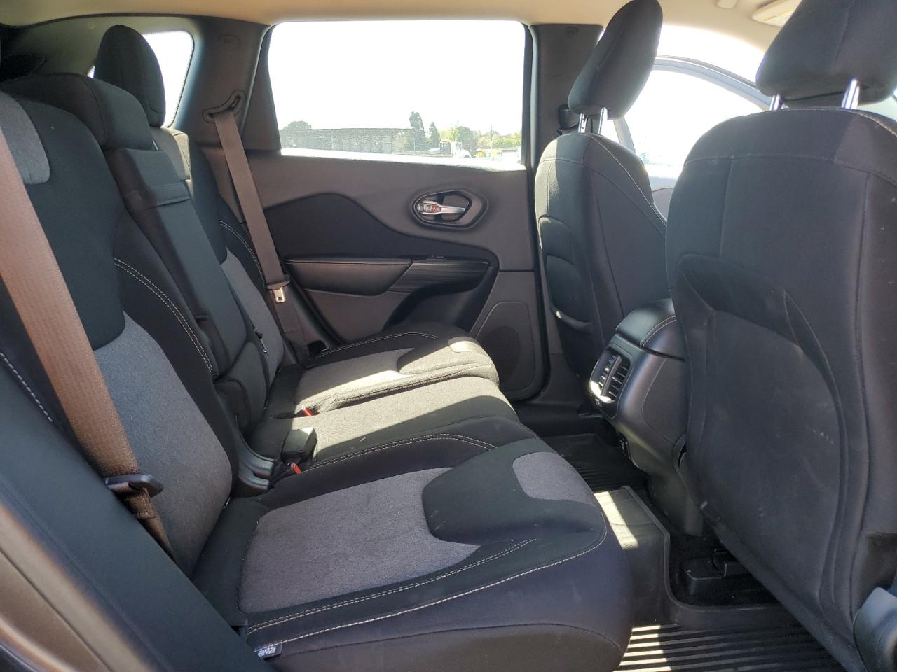 2014 Jeep Grand Cherokee - Image 11