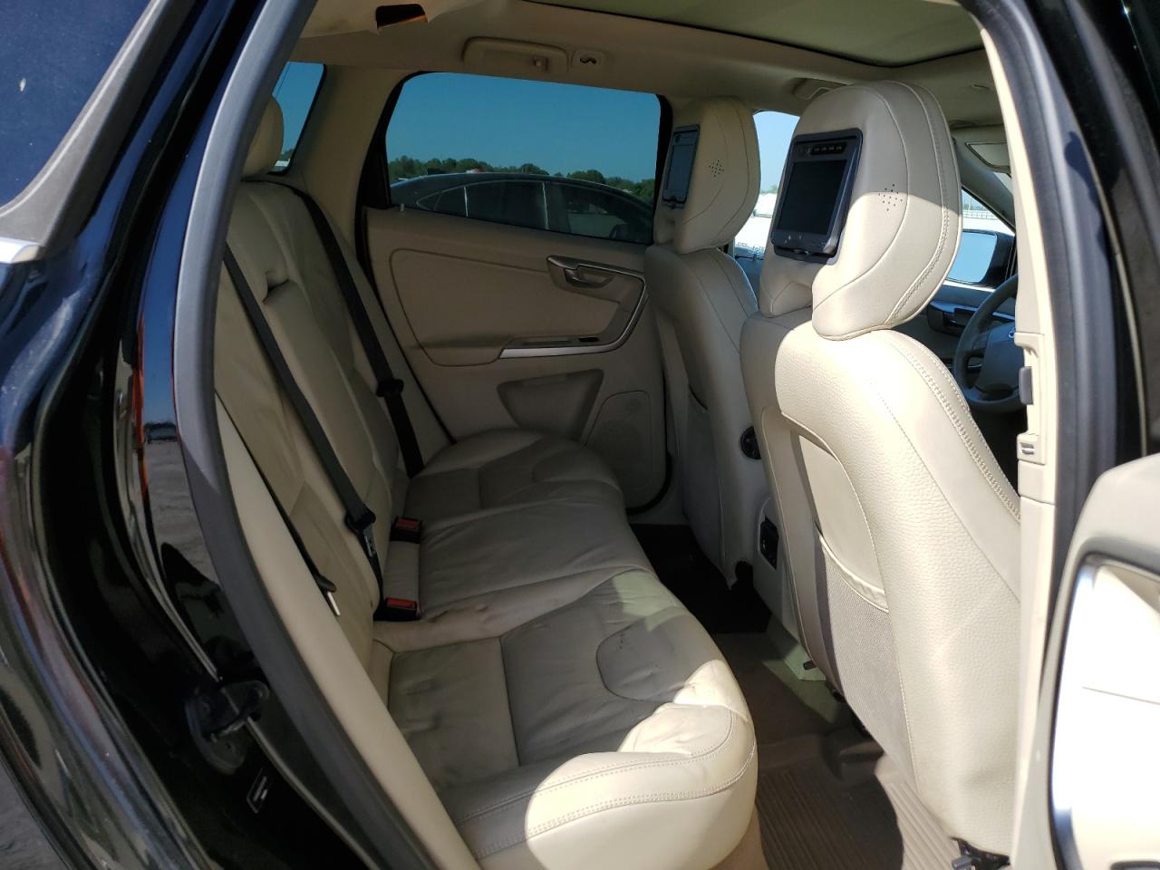 2010 Volvo XC60 - Image 11